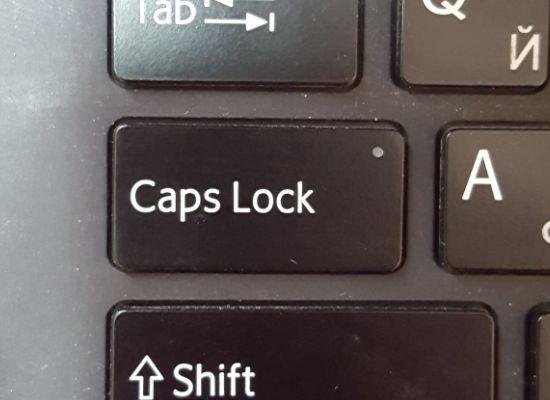 Капслок клавишами. Caps Lock на клавиатуре. Кнопка caps Lock. Кнопка капслок на клавиатуре. Капс лок на клавиатуре.